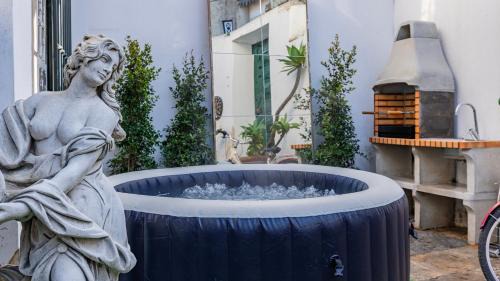 Sintra Lit Et Petit-Déjeuner | Giant Smart Room, Hot tub, PS5, in Historical Sintra Center inside 17th century Palace - Sintra WOW