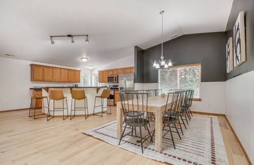 Artondale Maison | Gig Harbor Haven- Brand New Hot Tub, Seclusion & Scenic Views of Nature!