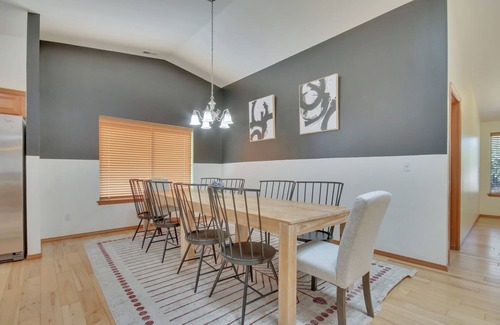Artondale Maison | Gig Harbor Haven- Brand New Hot Tub, Seclusion & Scenic Views of Nature!