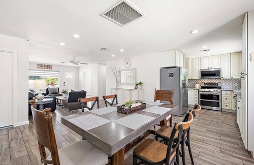 Gilbert Maison | Gilbert Home, à pied du centre-ville, restaurants, vie nocturne 10+ location!