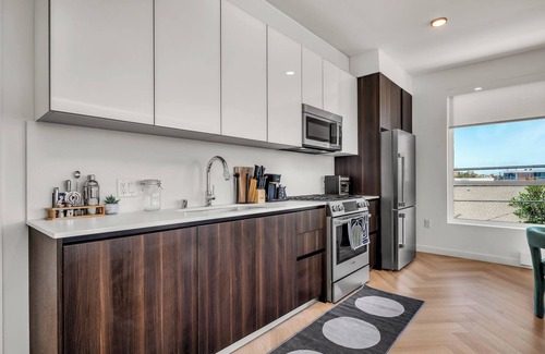 Larchmont Appartement | Gillis House 2BRDM, Pool, Gym, 2 Parking & Views!