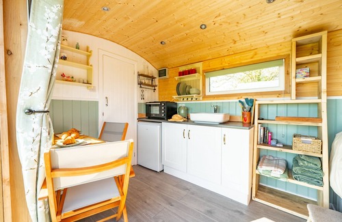 Howlett End Maison | Gin and Toffee is a beautifully restored railway carriage nestled in Thaxted
