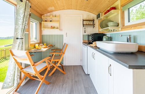 Howlett End Maison | Gin and Toffee is a beautifully restored railway carriage nestled in Thaxted