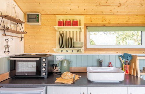 Howlett End Maison | Gin and Toffee is a beautifully restored railway carriage nestled in Thaxted
