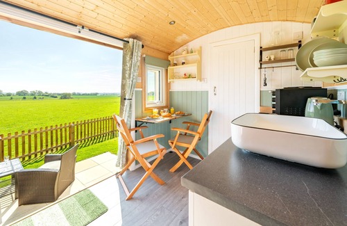 Howlett End Maison | Gin and Toffee is a beautifully restored railway carriage nestled in Thaxted