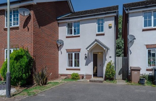 Bowthorpe Maison | "Ginger and Gold Haven" – Peaceful Retreat with Free Parking, Garden, and Super King Bed