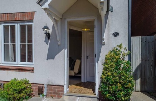 Bowthorpe Maison | "Ginger and Gold Haven" – Peaceful Retreat with Free Parking, Garden, and Super King Bed