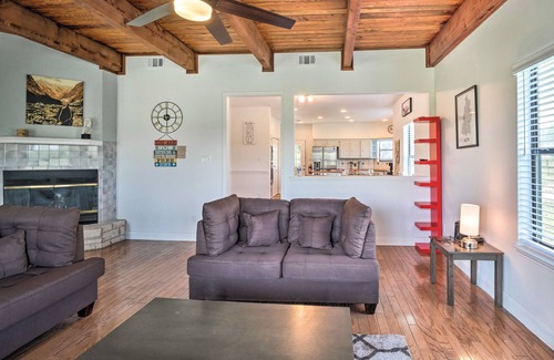 Garfield Maison | ‘Gingerland Ranch’ in Del Valle: Game Room & Porch