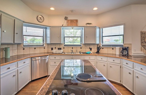 Garfield Maison | ‘Gingerland Ranch’ in Del Valle: Game Room & Porch