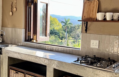 Nelspruit Maison | Giraffes view Guesthouse - LoerieRoep Unit 10
