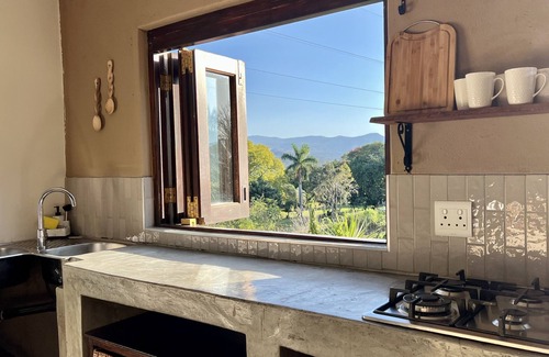 Nelspruit Maison | Giraffes view Guesthouse - LoerieRoep Unit 10