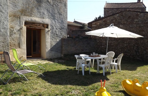 Saint-Jean-Saint-Gervais Maison | gîte 100 m2 avec terrain clos, ballades à partir du hameau secteur Issoire