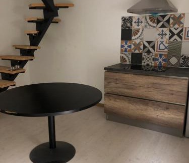 Jujurieux Appartement | Gite 3 étages dans ruelle au calme