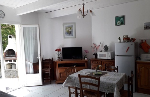 Lalbenque Cottage | Gite 40 m2, maisonnette t2, wifi ,animaux acceptés sous condition. calme assuré.