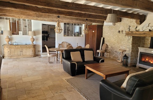 Savignac-les-Eglises Villa | gite 7 personnes piscine privée. Animaux de compagnie acceptés