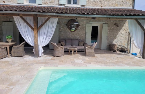 Savignac-les-Eglises Villa | gite 7 personnes piscine privée. Animaux de compagnie acceptés