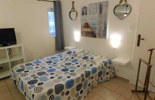 Villetelle Lit Et Petit-Déjeuner | Gîte aux portes de la Camargue, piscine chauffée, 2 chambres, jardin, parking