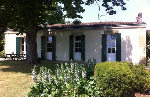 Cubzac-les-Ponts Maison | Gite Bellevue. An unobstructed view of the Dordogne!