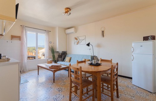 Banyuls-dels-Aspres Appartement | Gîte 'Canigou' with Mountain View, Wi-Fi, and Air Conditioning
