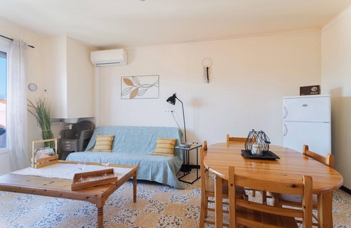 Banyuls-dels-Aspres Appartement | Gîte 'Canigou' with Mountain View, Wi-Fi, and Air Conditioning