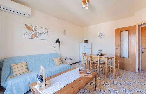 Banyuls-dels-Aspres Appartement | Gîte 'Canigou' with Mountain View, Wi-Fi, and Air Conditioning