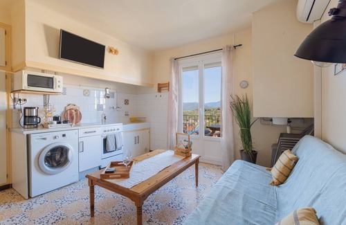 Banyuls-dels-Aspres Appartement | Gîte 'Canigou' with Mountain View, Wi-Fi, and Air Conditioning