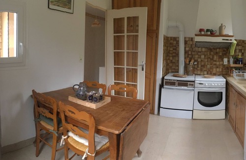 Tanlay Maison | Gite confortable avec cheminée, jardin arboré, grande terrasse panoramique