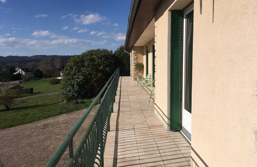 Tanlay Maison | Gite confortable avec cheminée, jardin arboré, grande terrasse panoramique