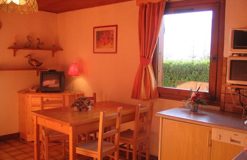 Notre-Dame-de-Bellecombe Chalet De Ski | GITE DANS CHALET SAVOYARD, 4 PERS, au pied des pistes, calme, vue, expo sud
