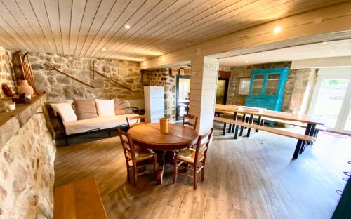 Mazan-l'Abbaye Maison | GITE DE GROUPE 160m2, 15p, salle de reception, jardin, terrasse