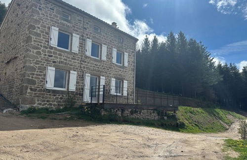 Dunieres Maison | Gîte de la Vernelle-Calme with breathtaking views. Sleeps 10 to 14.