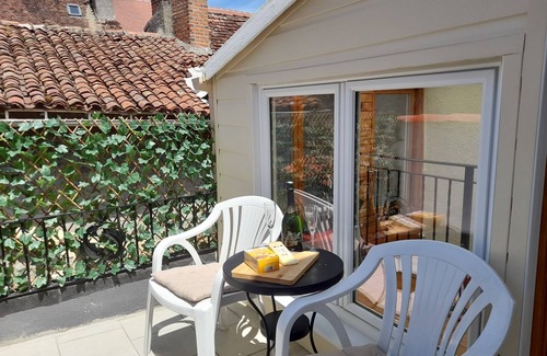 Magnac-Laval Maison | Gîte Déco is a beautiful Townhouse in the historical area of town with parking