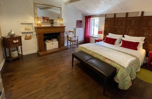 Vouvant Maison | Gîte du Pont de Diet in Mervent, an unusual, peaceful setting in a forest by the water.