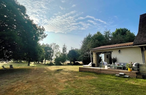 Saint-Sulpice-d'Excideuil Maison | Gite with swimming pool in an old farmhouse. Pets welcome!