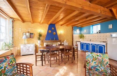 Saint-Sulpice-de-Roumagnac Maison | Gîte 'La Bergerie' with shared pool, private terrace and Wi-Fi