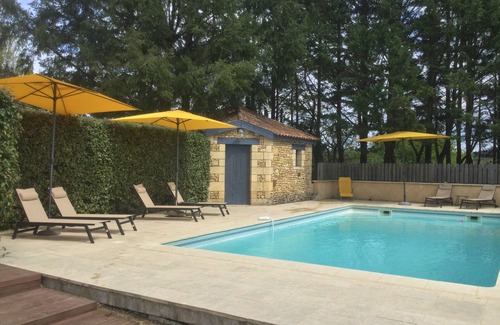 Sainte-Alvere Cottage | Gite La Terre, lovely Gite 35 m2, 2 Persons. Large terrace with great views