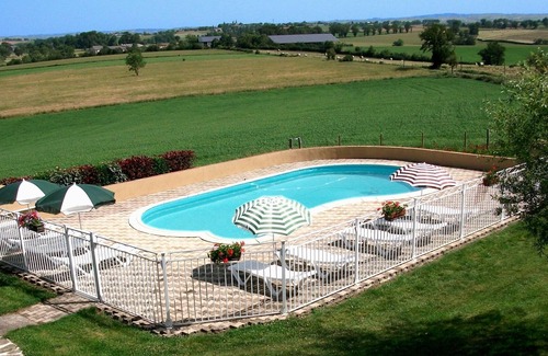 Tanus Maison | Gite Helen située à la frontière du Tarn / Aveyron, avec piscine