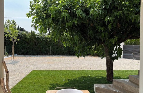 Graveson Maison | Gîte in the Provencal countryside. Heated swimming pool.