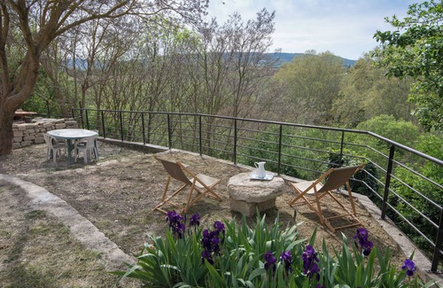 Ansouis Appartement | Gîte L'Abiho, in the heart of one of France's most beautiful villages, facing the Luberon.