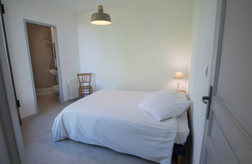 Ansouis Appartement | Gîte L'Abiho, in the heart of one of France's most beautiful villages, facing the Luberon.