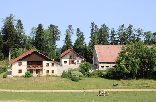 Arc-sous-Cicon Maison | Gîte l'Essentiel, farmhouse group accommodation with spa and sauna, playground