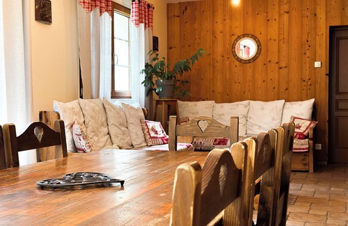 Arc-sous-Cicon Maison | Gîte l'Essentiel, farmhouse group accommodation with spa and sauna, playground