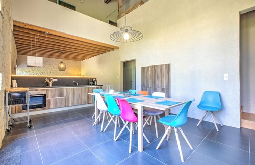 Chassaignes Maison | 'Gîte La Grange' avec piscine partagée, terrasse privée et Wi-Fi