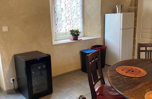 Vindefontaine Maison | Gite Le Cygne. Recently converted dependance in quiet village