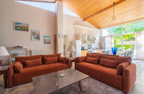 Saint-Romain-de-Benet Maison | 'Gîte Le Sun House' with Shared Pool, Private Terrace and Wi-Fi