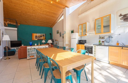 Saint-Romain-de-Benet Maison | 'Gîte Le Sun House' with Shared Pool, Private Terrace and Wi-Fi