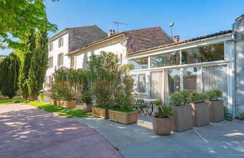 Saint-Romain-de-Benet Maison | 'Gîte Le Sun House' with Shared Pool, Private Terrace and Wi-Fi