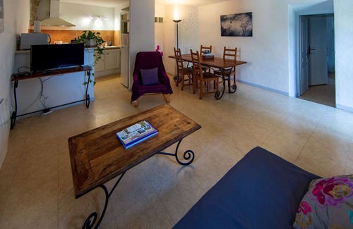 Cabrieres-d'Avignon Appartement | Gite Lou Bancaou classified 2 * in stone property in the village center