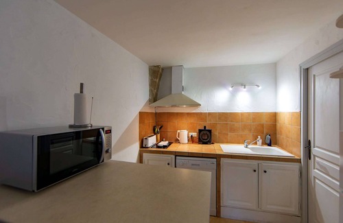 Cabrieres-d'Avignon Appartement | Gite Lou Bancaou classified 2 * in stone property in the village center