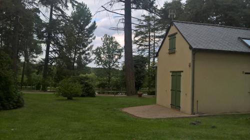 Saint-Mars-d'Outille Maison | Gite meublé avec étang en lisière de forêt.